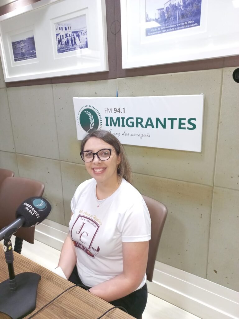 Professora Daiane Rezin apresenta propostas para gestão escolar na EEB João Colodel