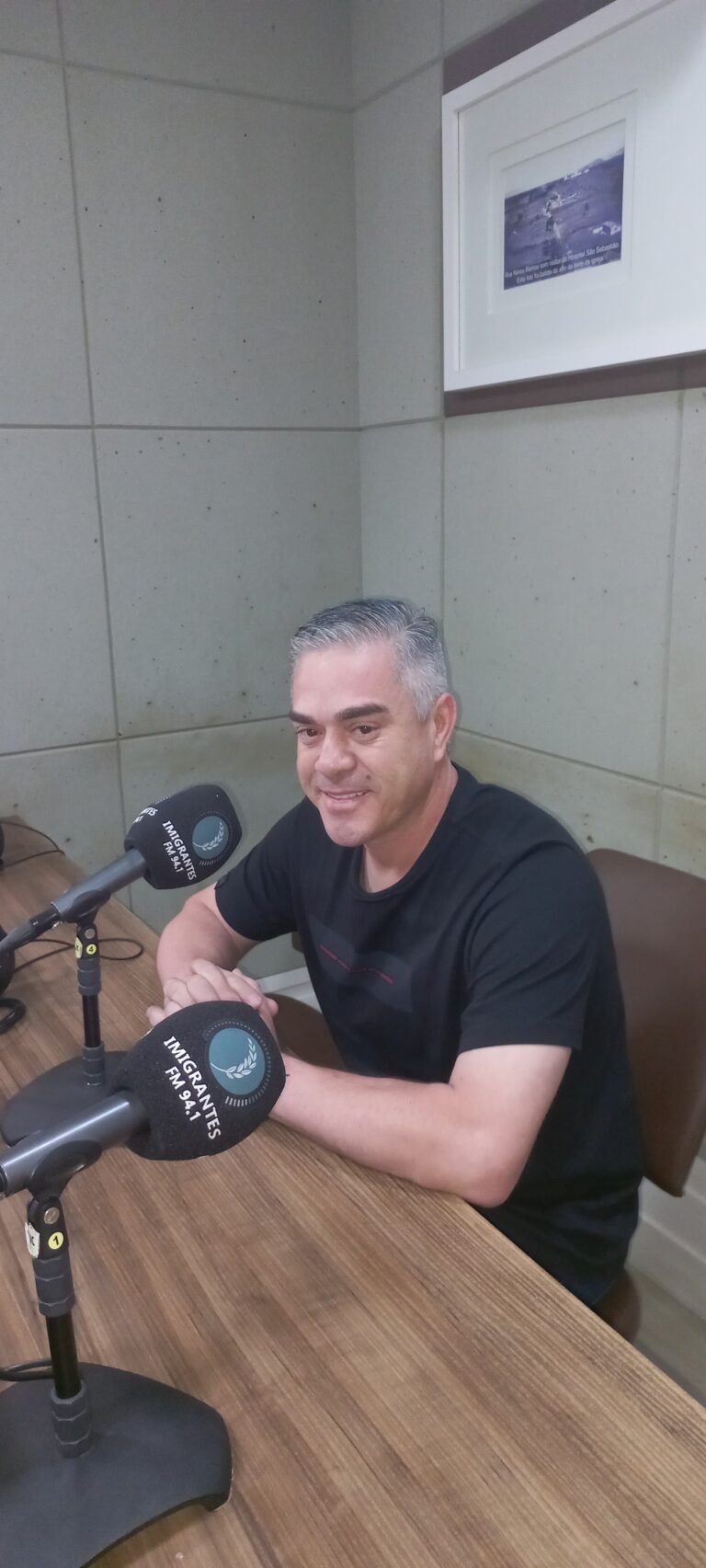 Papai Noel chega de trator, no clima do Arrancadão de Natal