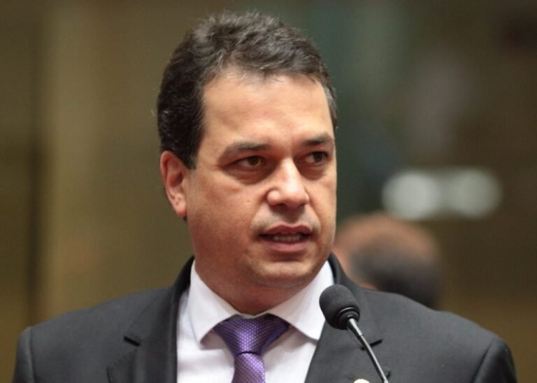 Deputado Rodrigo Minotto assume de forma interina a presidência da ALESC